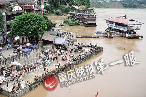 沙坪壩區(qū)磁器口，江水逼近休閑平臺(tái)。