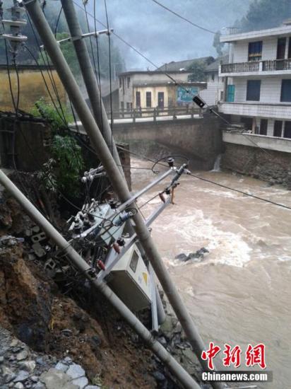 9日以來，陜西省鎮(zhèn)巴縣持續(xù)出現(xiàn)強(qiáng)秋淋天氣，21鎮(zhèn)不同程度受災(zāi)，電力、交通、移動通訊一度中斷。