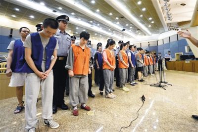 庭審現(xiàn)場。昨日，26名跨國電信詐騙嫌疑人在市一中院受審。