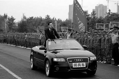 安徽新華學(xué)院院長(zhǎng)乘敞篷車(chē)“閱兵”場(chǎng)面。網(wǎng)絡(luò)截圖