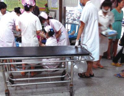 9月22日，在湖南省醴陵市第二醫(yī)院，爆炸事故傷員在接受救治（手機(jī)拍攝）。新華社發(fā)