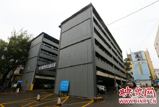 目前，市區(qū)內(nèi)的停車場數(shù)量還不能滿足廣大市民的需求。