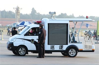 國(guó)慶節(jié)將至，昨日，天安門廣場(chǎng)增設(shè)新型巡邏車。該車配有遠(yuǎn)射燈、顯示大屏、車頂攝像頭等設(shè)備。圖/CFP