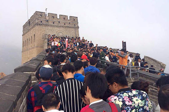 北京八達(dá)嶺長(zhǎng)城，游客在長(zhǎng)城上艱難移動(dòng)。