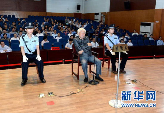 9月29日，方廣云在庭審現(xiàn)場。當(dāng)日，“合肥房叔”腐敗窩案核心人物方廣云在安徽省廬江縣出庭受審。 新華社記者 郭晨 攝