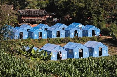 　昨日，云南省景谷縣永平鎮(zhèn)芒費村地震中70受損戶，部分村民安置在帳篷里。