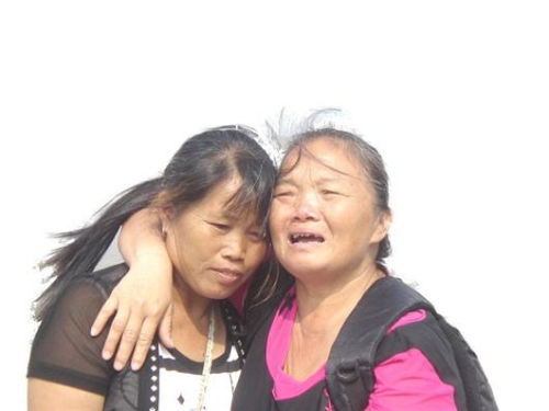 見到救命恩人魏冬桂（左），沈愛蘭十分激動