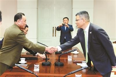 10月15日，韓國(guó)國(guó)防部國(guó)防政策室室長(zhǎng)柳濟(jì)升和朝鮮人民武裝力量部偵查總局局長(zhǎng)金英哲分別率團(tuán)出席板門店