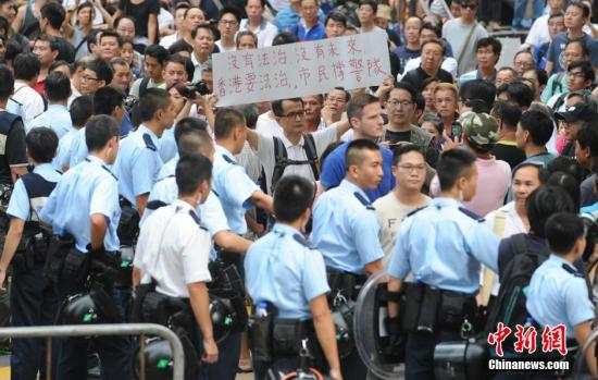 10月22日，有反對“占中”的市民前往旺角的非法占領(lǐng)區(qū)展示橫額，支持香港警隊。中新社發(fā) 譚達明 攝