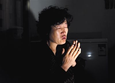昨日,呼格吉勒?qǐng)D的媽媽尚愛(ài)云在內(nèi)蒙古呼市家中講述這些年來(lái)的上訪經(jīng)歷。本版圖片/新京報(bào)記者 郭鐵流