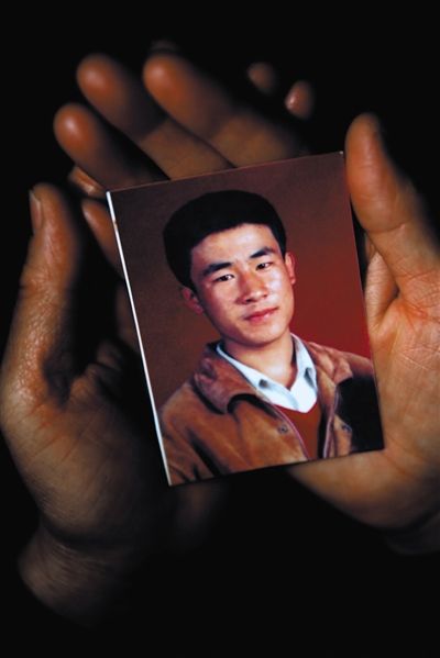 尚愛(ài)云捧著兒子的照片。