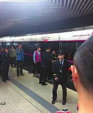 昨日18時(shí)57分，北京地鐵5號(hào)線惠新西街南口一女子遭遇不幸。昨晚9時(shí)記者在中日友好醫(yī)院發(fā)現(xiàn)女子已不幸身亡，女子遇險(xiǎn)是被夾在安全門(mén)和地鐵門(mén)中間，列車(chē)啟動(dòng)后掉下站臺(tái)。