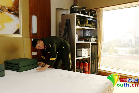 　11月7日，一名武警官兵在APEC駐地中國(guó)大飯店的房間內(nèi)整理內(nèi)務(wù)。