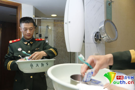 駐守APEC駐地中國(guó)大飯店的武警官兵將自己平時(shí)使用的臉盆、毛巾等帶到酒店房間。