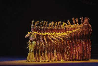 在歡迎晚宴上，上演經(jīng)典節(jié)目千手觀音。新華社發(fā)