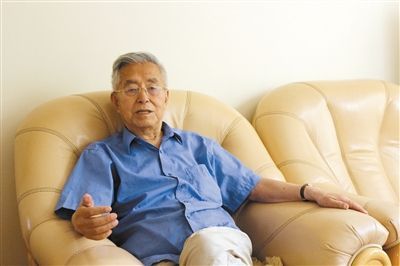 楊維駿 歷任云南省政協(xié)副主席等職。89歲高齡的楊維駿為12名失地農(nóng)民代表開道，到云南省政協(xié)反映問題。