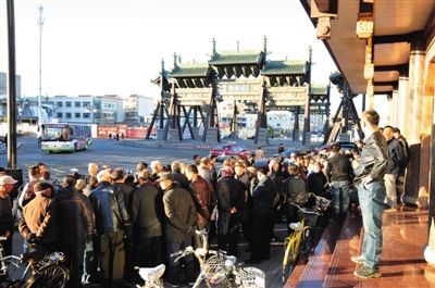 11月3日，大同市四牌樓附近，耿彥波“粉絲團(tuán)”在聚眾討論。
