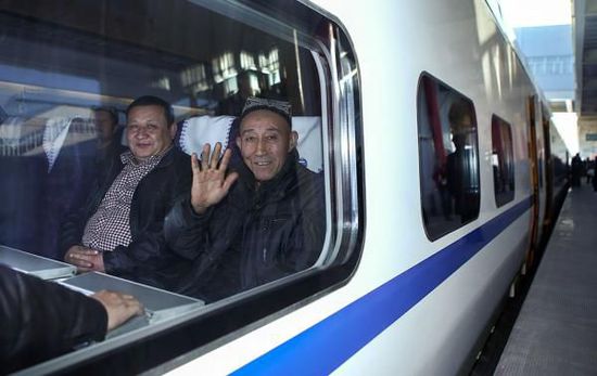 11月16日，旅客乘坐從烏魯木齊南站首發(fā)的D8602次列車。