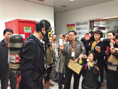 昨天，地鐵4號(hào)線北京南站站，地鐵工作人員為人大代表演示應(yīng)急氧氣瓶佩戴方式。新京報(bào)記者