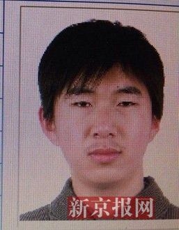 犯罪嫌疑人李小龍，27歲，唐山樂亭人。村干部說李小龍經(jīng)常把自己關(guān)在家里