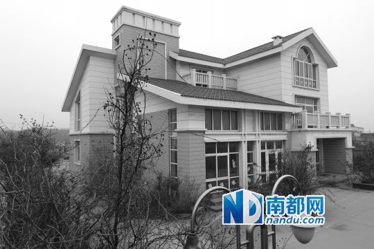 　馬超群在赤土山村村委會旁的別墅，就是以“自來水維護站”的名義拿的地。