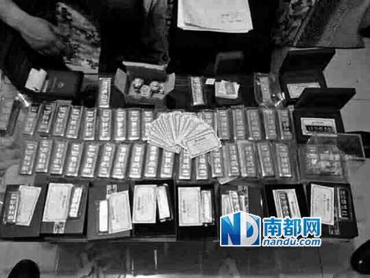 　馬超群家中金條清點現(xiàn)場。