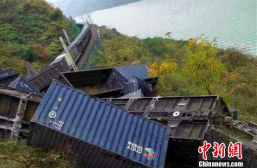圖為脫軌現(xiàn)場(chǎng)。通訊員 毛毛 攝