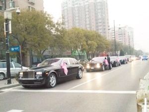 豪華婚禮車隊(duì)。(網(wǎng)友供圖)