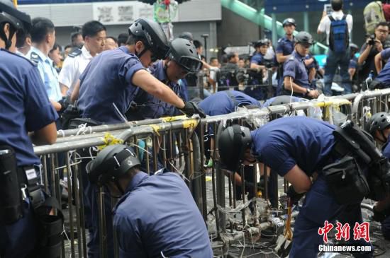 11月26日，香港法庭執(zhí)達主任在旺角彌敦道執(zhí)行禁制令，清除非法障礙物，后因受阻而要求警方協(xié)助執(zhí)行。