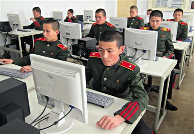 2013年4月18日，朝鮮平壤，士兵學(xué)習(xí)使用電腦。