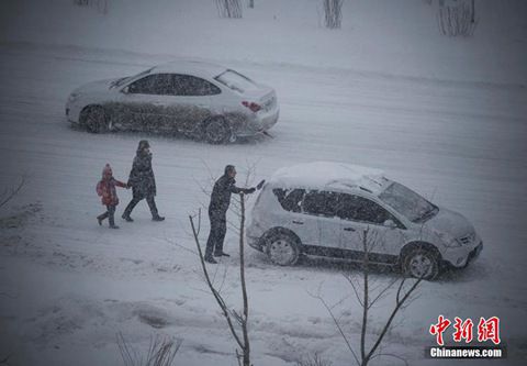 12月8日，經(jīng)過一夜降雪，烏魯木齊已是皚皚白雪一片。（圖片來源于中新網(wǎng)）