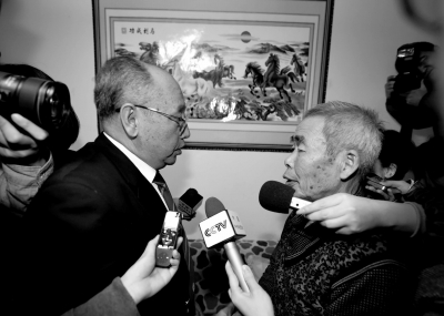 15日，內(nèi)蒙古高院副院長趙建平（左）帶隊向呼格吉勒圖父母送達再審法律文書。