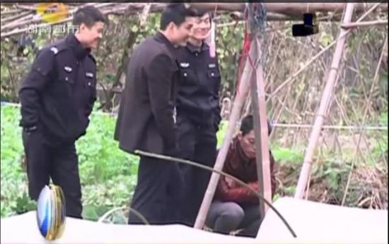 一個(gè)見習(xí)警官，一個(gè)二級(jí)警司，和一個(gè)便衣人員站在菜地里笑。