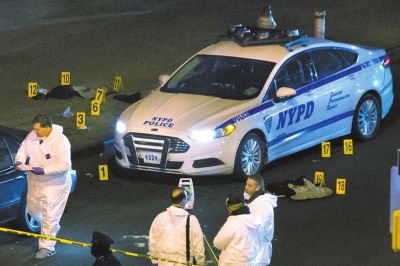 美國(guó)紐約兩名警察20日在巡邏車(chē)內(nèi)突遭槍擊身亡。紐約警察局長(zhǎng)威廉·布拉頓說(shuō)，槍手行兇后跑入附近一座地鐵站飲彈自盡，沒(méi)有跡象顯示這起血案與恐怖主義有關(guān)聯(lián)。