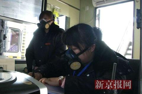 收費員戴防毒面具上班。當?shù)鼐W(wǎng)友供圖