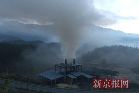 污染企業(yè)排放煙塵。當?shù)鼐W(wǎng)友供圖