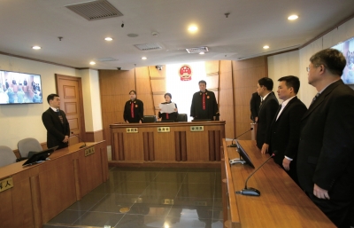 昨日，鄒恒甫及北大有關(guān)負責人并未到庭，圖為法官正在進行宣判。
