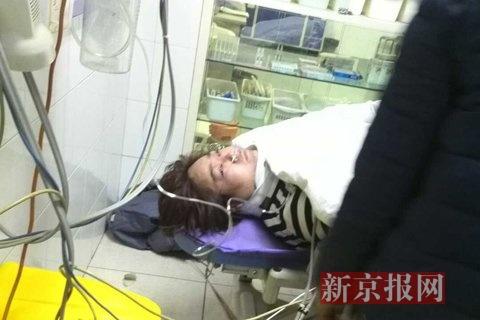 正在306醫(yī)院接受搶救的傷者。新京報記者 孔曉琦 攝