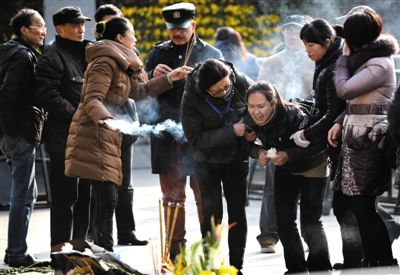 昨日，上海，外灘踩踏事件遇難者家屬來(lái)到事發(fā)地獻(xiàn)花祭奠。