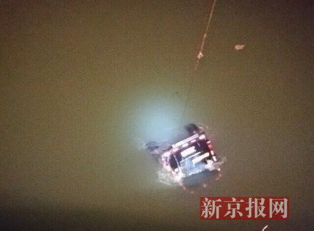 運(yùn)鈔車打撈現(xiàn)場。