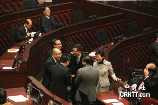答問大會之前，港府司局長等高官聚談（中評社 鄧冠英攝）
