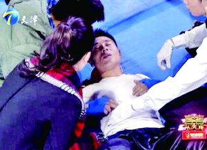 天津衛(wèi)視一檔明星真人秀娛樂節(jié)目中，海南省武術(shù)協(xié)會(huì)副秘書長(zhǎng)楊成章被打倒在地，表情痛苦。