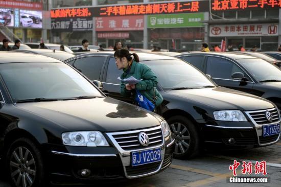 1月23日，北京亞運(yùn)村汽車交易市場中拓拍賣停車場上人頭攢動。