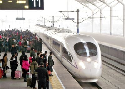 　2014年1月3日，江蘇徐州，旅客在等候乘坐京滬高鐵和諧號動車組列車。圖/CFP