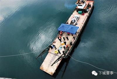 為搜尋深水沉尸，杭州警方租用的船只在水面作業(yè)。本版圖片/杭州警方提供