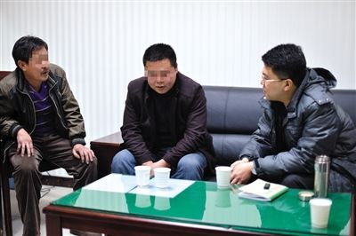 1月7日，陜西省榆林市，國家信訪局第五督查組成員王治鐸（右一）與兩名信訪人約談。 楊凱 攝