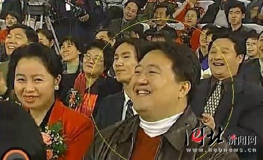 該名男子連續(xù)多年在春節(jié)晚會(huì)中出現(xiàn)，被網(wǎng)友稱為“十年最牛笑臉哥”。