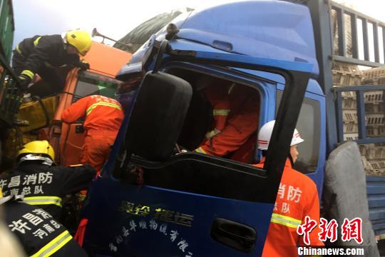 圖為21日，蘭南高速河南段21輛汽車發(fā)生連環(huán)相撞事故，消防人員對(duì)被困傷員進(jìn)行緊急救援?！」啤z