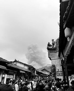 成都龍泉驛區(qū)洛帶古鎮(zhèn)的游客拍到爆炸瞬間濃煙滾滾。