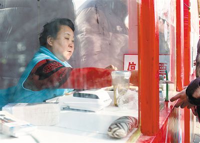 龍?zhí)稄R會售票員呂秀珍。新京報記者